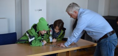 Kinder begutachten die Bürgermeisterkette Kinder begutachten die Bürgermeisterkette