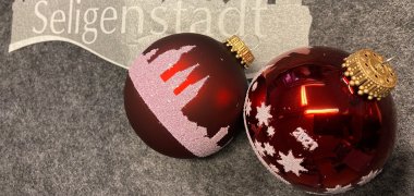 Die Christbaumkugeln leuchten 2021 in Bordeaux Die Christbaumkugeln leuchten 2021 in Bordeaux