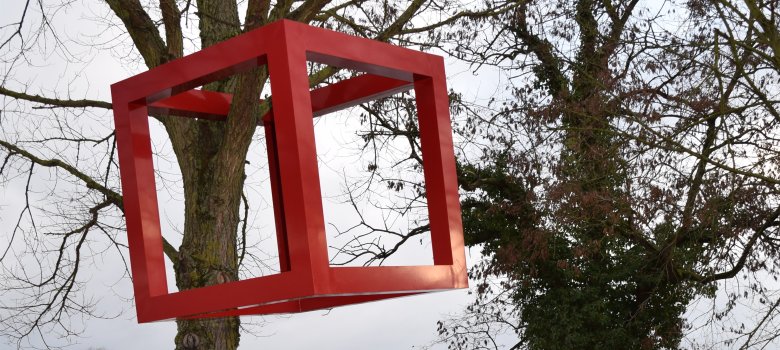 Cube + Tree/ Installation am Mainufer Cube + Tree/ Installation am Mainufer