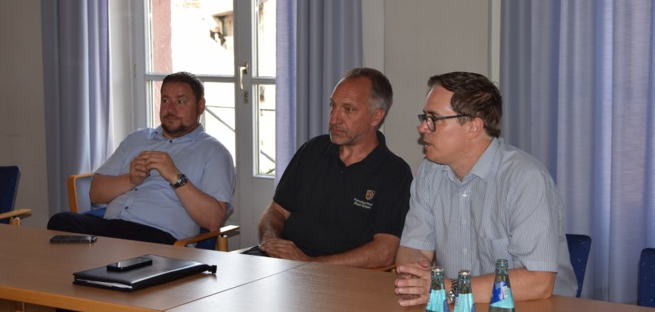 Auf dem Foto von links: Erster Stadtrat Oliver Steidl, Stadtbrandinspektor Alexander Zöller und Bürgermeister Dr. Daniell Bastian.