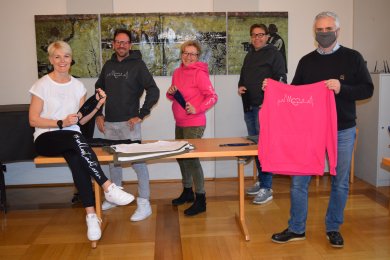 Kreativteam der neuen Seligenstadt Modelinie mit Bürgermeister von links nach rechts: Claudia Beike (Intersport Beike), Mischa Buschmann (Buschmann Eventdesign), Monika Weber (Stadtmarketing), Roland Jäger (Tradecom), Bürgermeister Dr. Daniell Bastian Kreativteam der neuen Seligenstadt Modelinie mit Bürgermeister von links nach rechts: Claudia Beike (Intersport Beike), Mischa Buschmann (Buschmann Eventdesign), Monika Weber (Stadtmarketing), Roland Jäger (Tradecom), Bürgermeister Dr. Daniell Bastian
