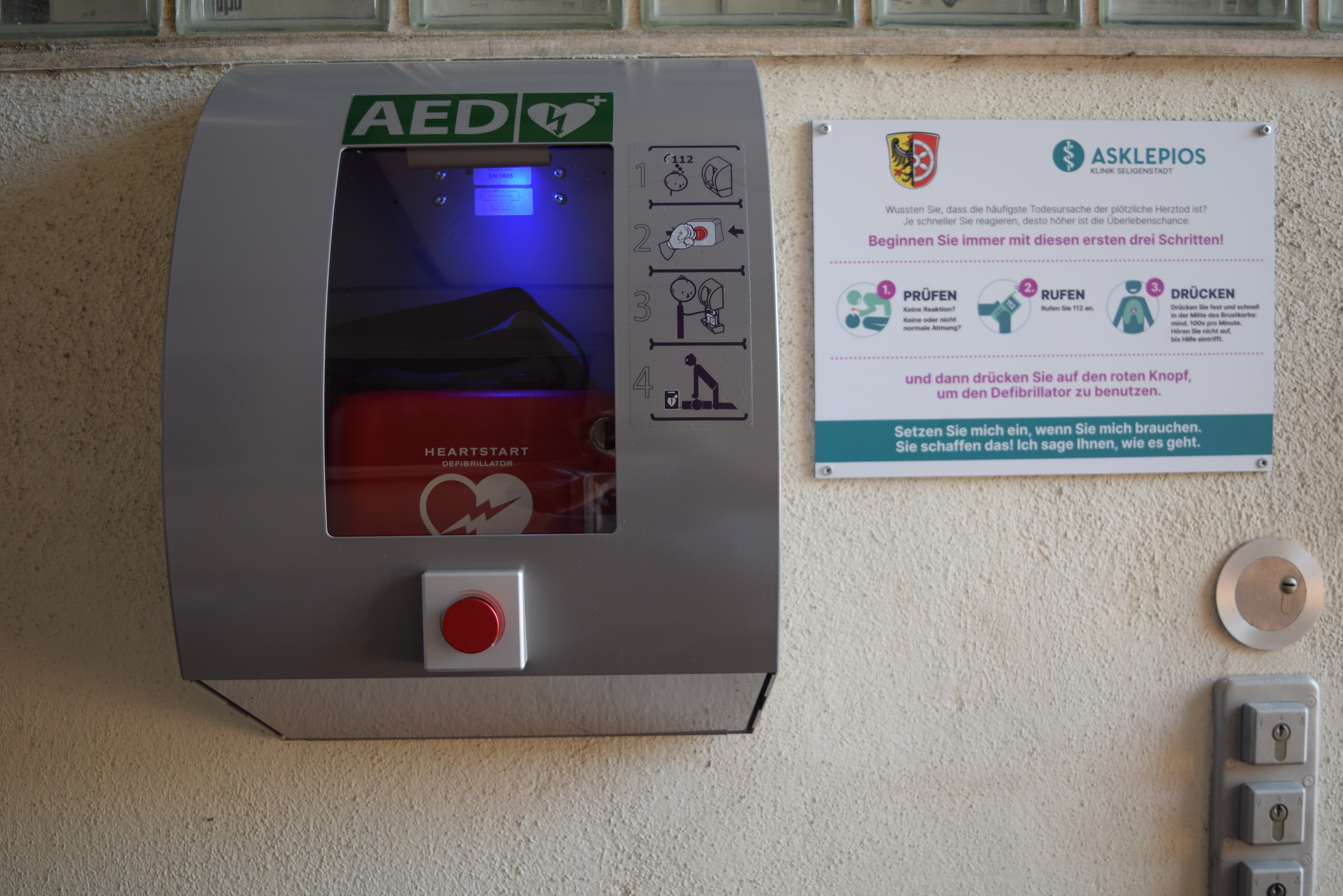 Defibrillator mit Bedienanweisung