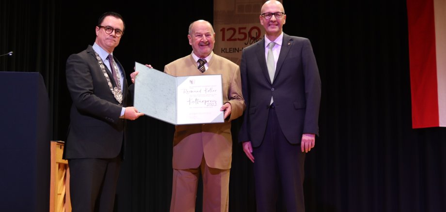 Der Kulturpreisträger 2022 Raimund Keller (Mitte) mit Bürgermeister Dr. Daniell Bastian (links) und Stadtverordnetenvorsteher Dr. Richard Georgi
