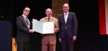 Der Kulturpreisträger 2022 Raimund Keller (Mitte) mit Bürgermeister Dr. Daniell Bastian (links) und Stadtverordnetenvorsteher Dr. Richard Georgi