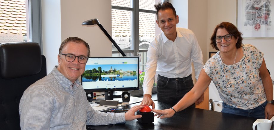 Die Macher der Homepage drücken den Buzzer_ Bürgermeister Dr. Bastian, Hauptamtsleiter Simoes und Sarah Di Mauro 
