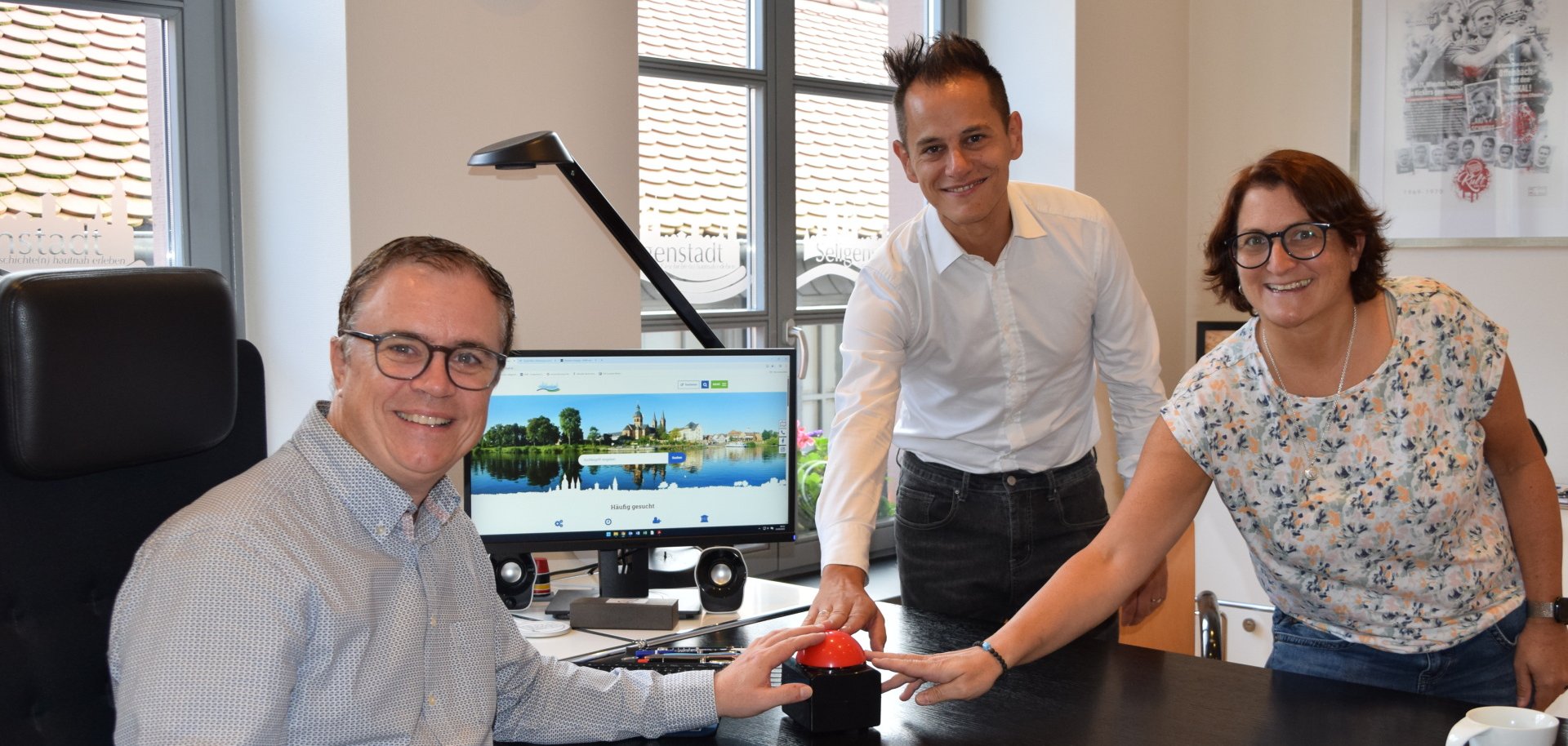 Die Macher der Homepage drücken den Buzzer_ Bürgermeister Dr. Bastian, Hauptamtsleiter Simoes und Sarah Di Mauro 