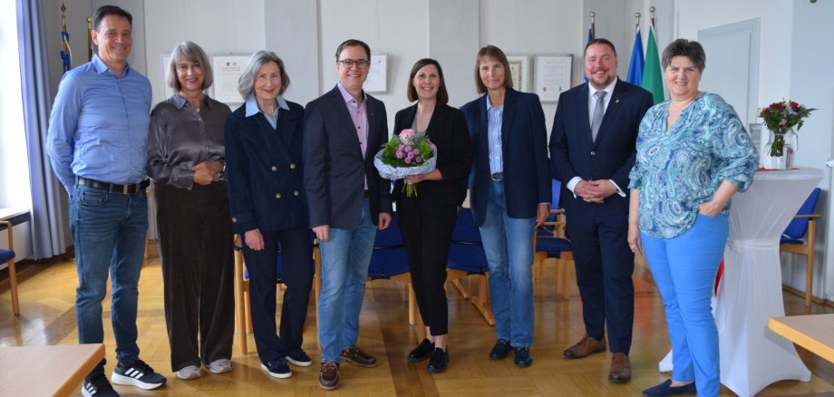 von links nach rechts Uwe Szczypinski, Iris Knies, Bürgermeisterin in Ruhe Dagmar B. Nonn-Adams, Bürgermeister Dr. Daniell Bastian, Christine Haberer, Silvia von Meißner (ehem. Hauptamtsleiterin), Erster Stadtrat Oliver Steidl, Traudel Kramer (Personalrate) von links nach rechts Uwe Szczypinski, Iris Knies, Bürgermeisterin in Ruhe Dagmar B. Nonn-Adams, Bürgermeister Dr. Daniell Bastian, Christine Haberer, Silvia von Meißner (ehem. Hauptamtsleiterin), Erster Stadtrat Oliver Steidl, Traudel Kramer (Personalrate)