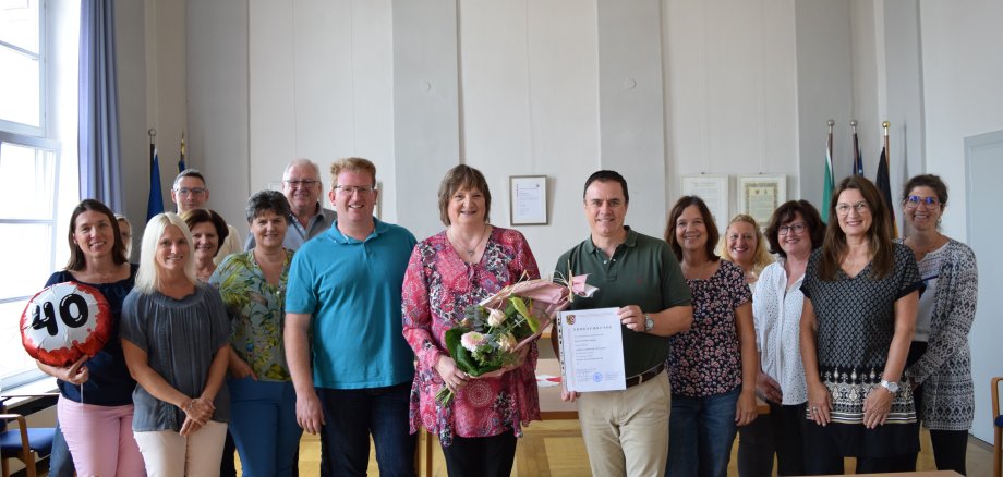 Erster Stadtrat Michael Gerheim, Cornelia Sommer und Bürgermeister Dr. Daniell Bastian mit den Kolleginnen und Kollegen des Ordnungs- und Umweltamtes