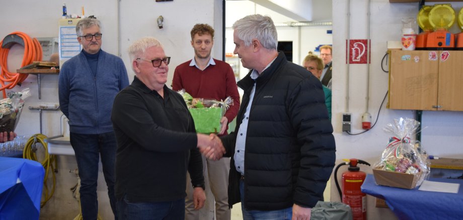 Auf dem Foto von links: Bauhofleiter Harald Ott, Jubilar Jürgen Zeiger, Kaufm. Betriebsleiter Stadtwerke Patrick Herbert und Bürgermeister Dr. Daniell Bastian.