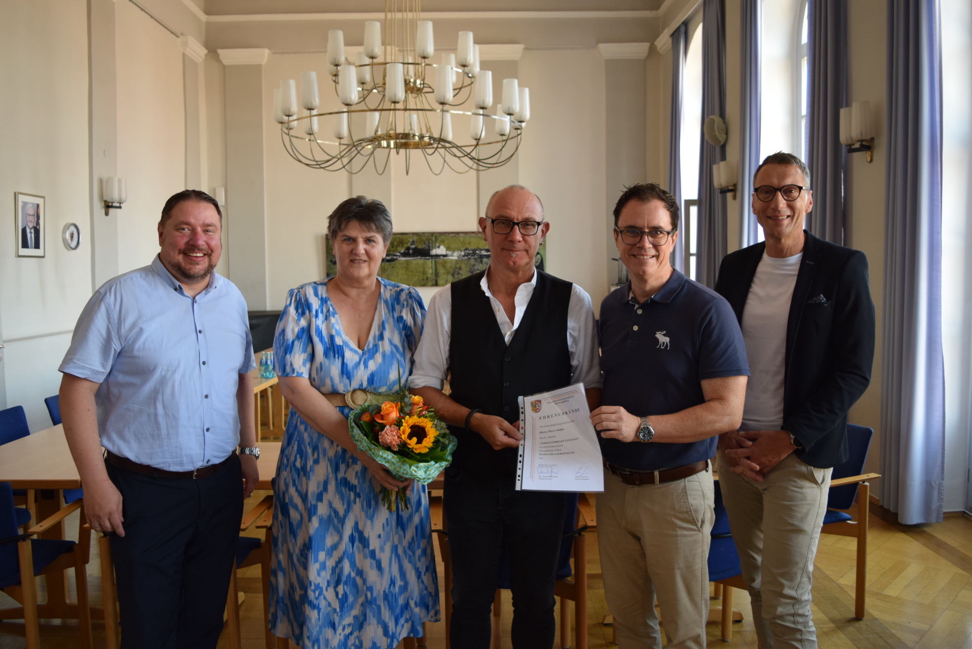 Auf dem Foto von links: Erster Stadtrat Oliver Steidl, Personalratsvorsitzende Traudel Kramer, Jubilar Oliver Schäfer, Bürgermeister Dr. Daniell Bastian und Standesamtsleiter Thomas Lange.