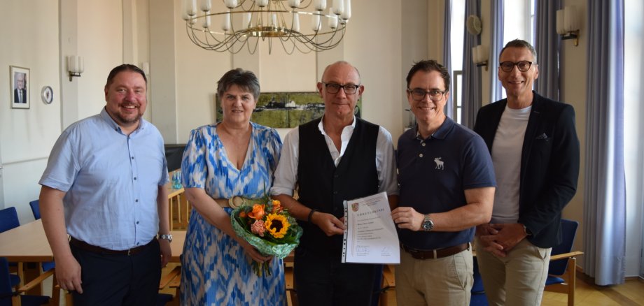 Auf dem Foto von links: Erster Stadtrat Oliver Steidl, Personalratsvorsitzende Traudel Kramer, Jubilar Oliver Schäfer, Bürgermeister Dr. Daniell Bastian und Standesamtsleiter Thomas Lange.