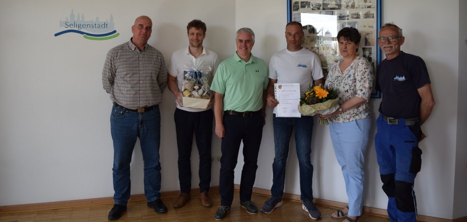 Auf dem Foto von links: Stefan Falter (Technischer Leiter Stadtwerke), Patrick Herbert (Kaufmännischer Leiter Stadtwerke), Bürgermeister Dr. Daniell Bastian, Jubilar Thomas Heinz, Traudel Kramer (Personalratsvorsitzende), Werner Link (Truppführer Fähre).