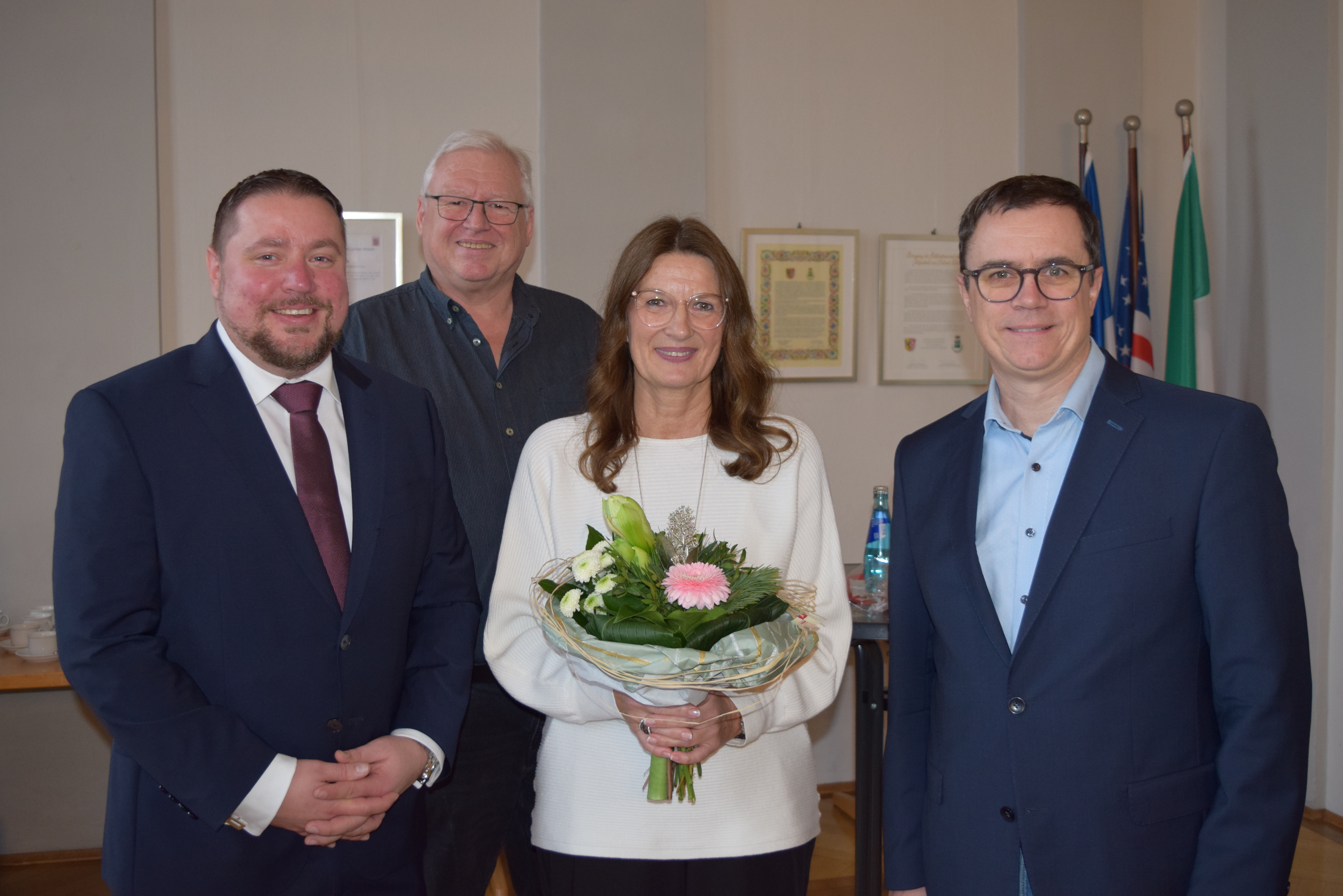 Auf dem Foto von links: Erster Stadtrat Oliver Steidl, Amtsleiter Roman Braun, Jubilarin Ute Emge und Bürgermeister Dr. Daniell Bastian
