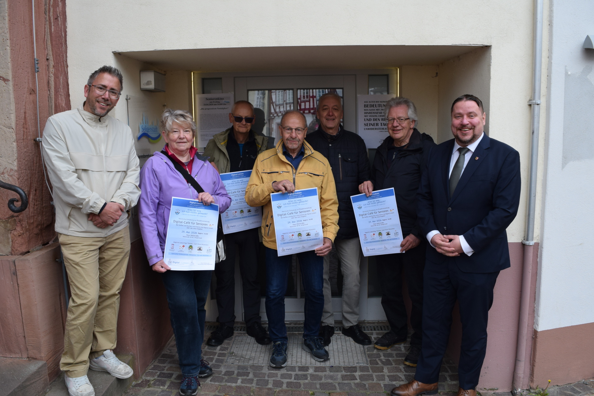 von links nach rechts: Seniorenberater Daniel Kettler, Sonja Homburg, Stephan Goldstein, Karl-Heinz Gum-hold, Gerd Ickes, Winfried Dunkel sowie Erster Stadtrat Oliver Steidl. Auf dem Foto fehlt Martin Boshard