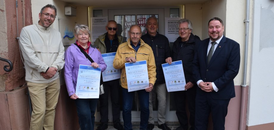 von links nach rechts: Seniorenberater Daniel Kettler, Sonja Homburg, Stephan Goldstein, Karl-Heinz Gum-hold, Gerd Ickes, Winfried Dunkel sowie Erster Stadtrat Oliver Steidl. Auf dem Foto fehlt Martin Boshard