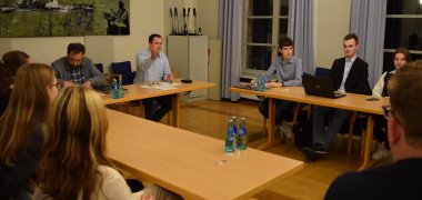 Dr. Bastian leitet die Sitzung Dr. Bastian leitet die Sitzung