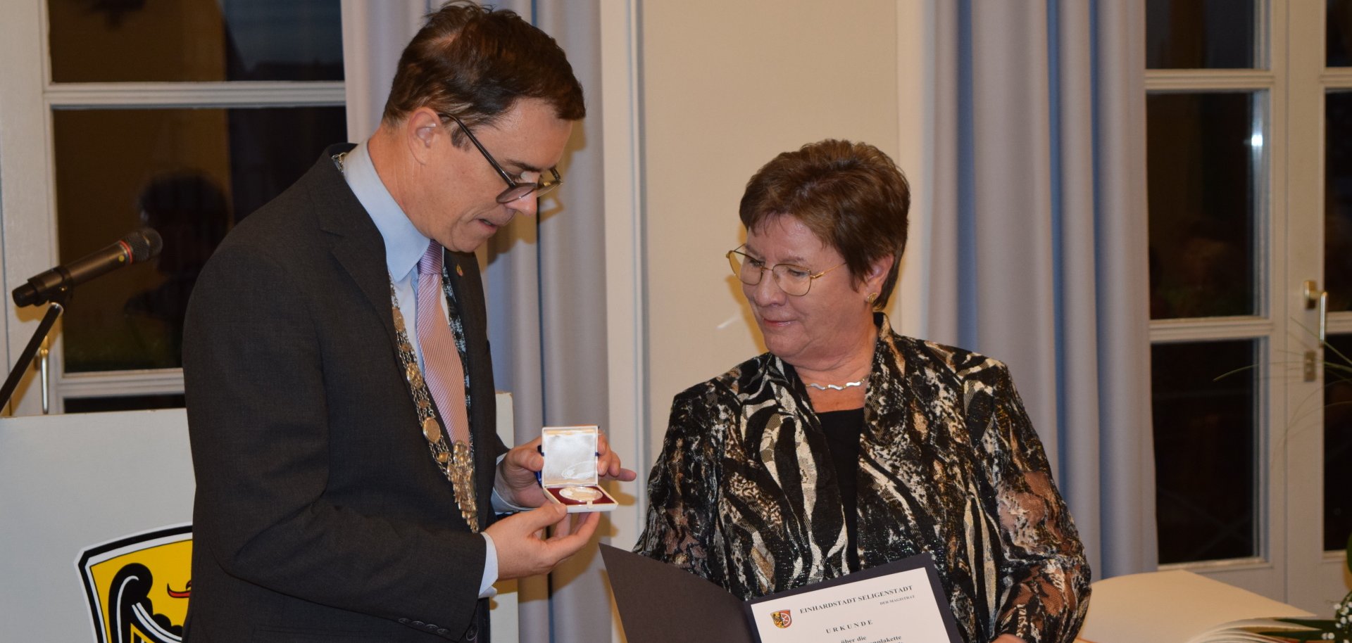 Bürgermeister Dr. Daniell Bastian übergibt die Ehrenplakette an Monika Schulz