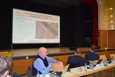 Dr.-Ing. Franz Michael Jenisch bei der Präsentation