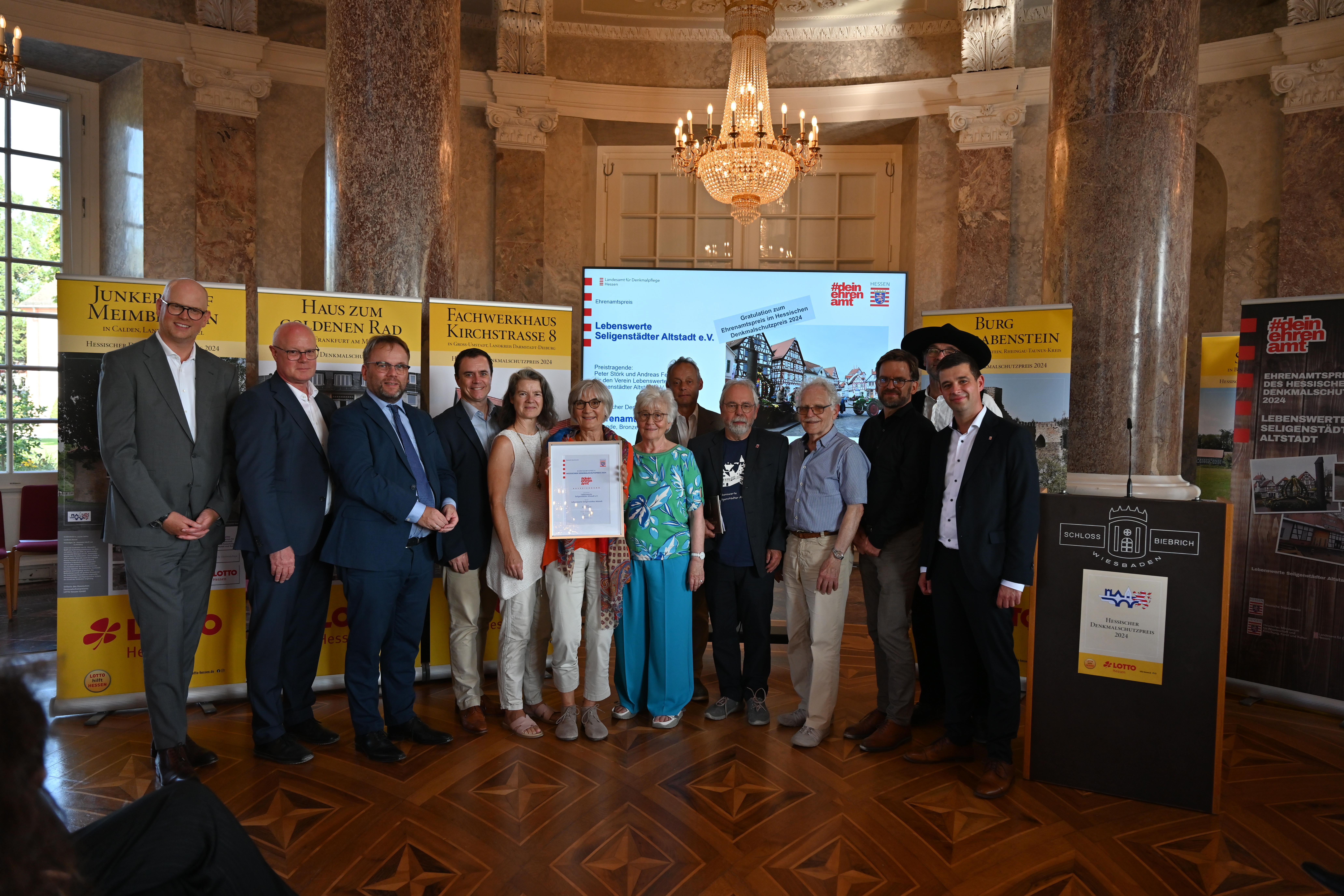 Auf dem Foto von links: Lotto-Geschäftsführer Martin Blach, Präsident des Hessischen Landesamts für Denkmalpflege Markus Harzenetter, Wissenschaftsminister Timon Gremmels, Bürgermeister Dr. Daniell Bastian, Vereinsmitglieder Petra Werk, Anita Bastian-Störk, Anne Gruber, Martin Krämer, Peter Störk, Horst Gruber, Andreas Felten, Peter Münch und Laudator Matthias Wettlaufer von der Hessischen Staatskanzlei