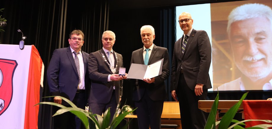 Auf dem Foto von links: Michael Rickert (Vorsitzender Vereinsring Klein-Welzheim), Bürgermeister Dr. Daniell Bastian, Rainer Weinelt, Stadtverordnetenvorsteher Dr. Richard Georgi 