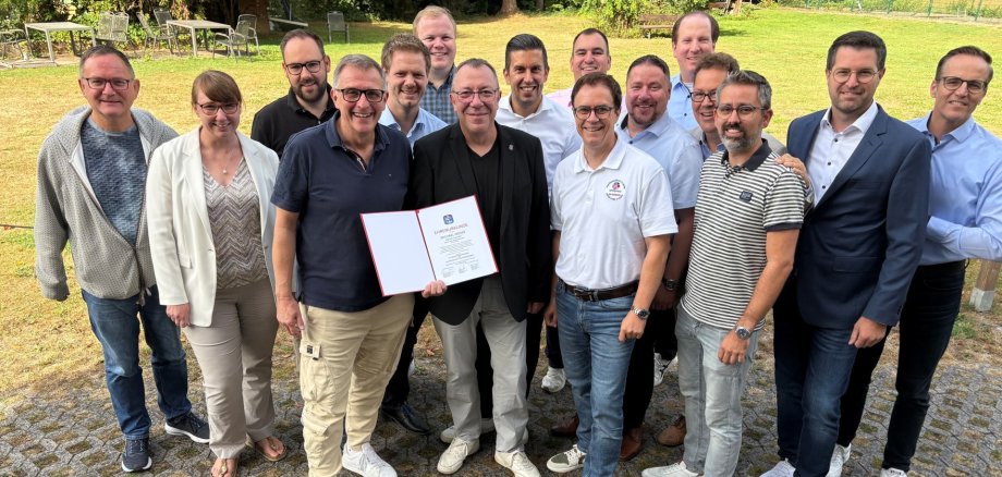 Obertshausens Erster Stadtrat Michael Möser (Mitte, mit Urkunde) wurde vom HSGB-Kreisvorsitzenden Steffen Ball (links daneben) für 10-jähriges hauptamtliches Wirken geehrt. Obertshausens Erster Stadtrat Michael Möser (Mitte, mit Urkunde) wurde vom HSGB-Kreisvorsitzenden Steffen Ball (links daneben) für 10-jähriges hauptamtliches Wirken geehrt.