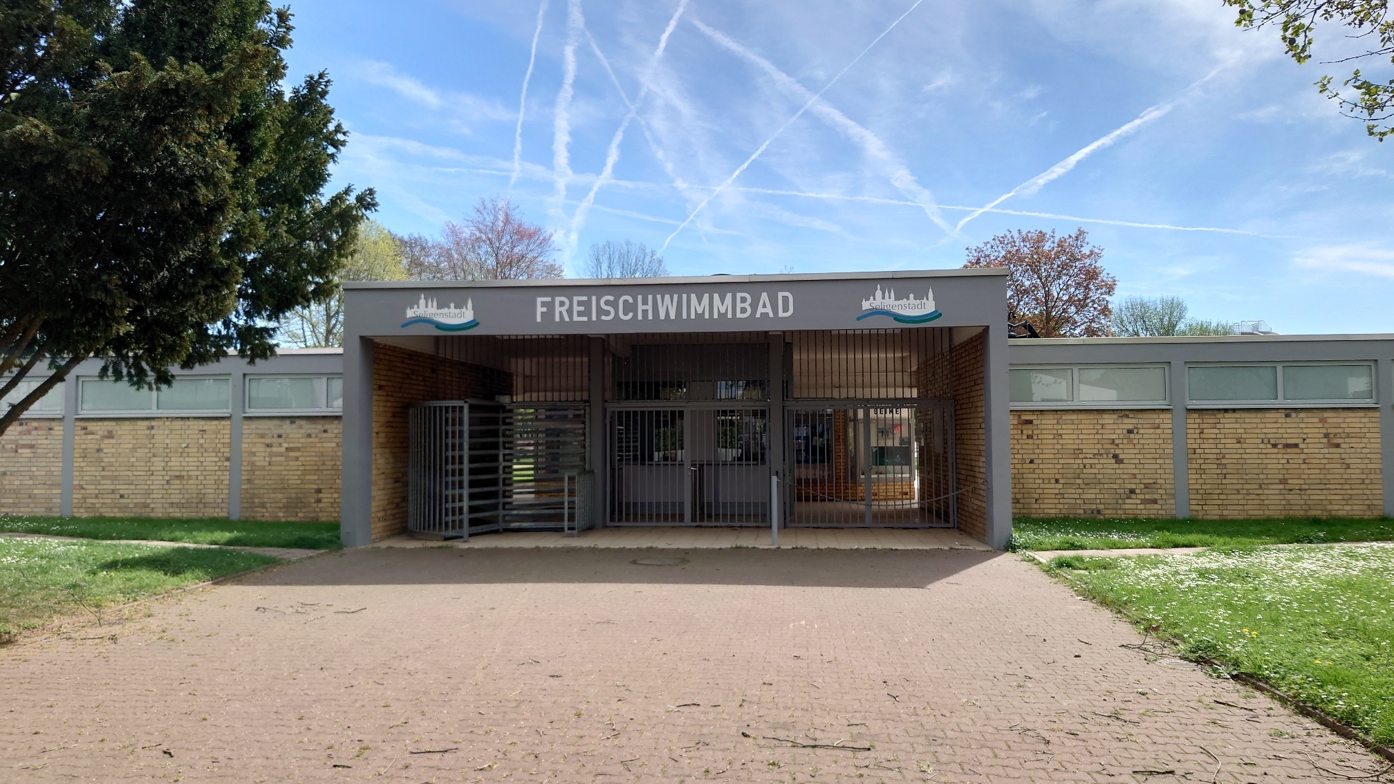 Eingang Schwimmbad in grau