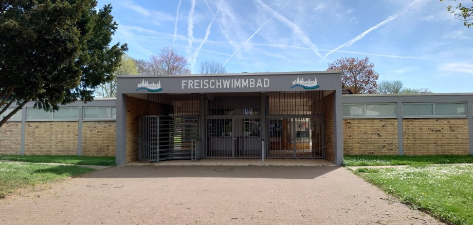 Eingang Schwimmbad in grau