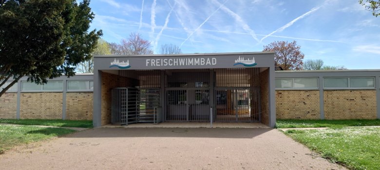 Eingang Schwimmbad in grau Eingang Schwimmbad in grau