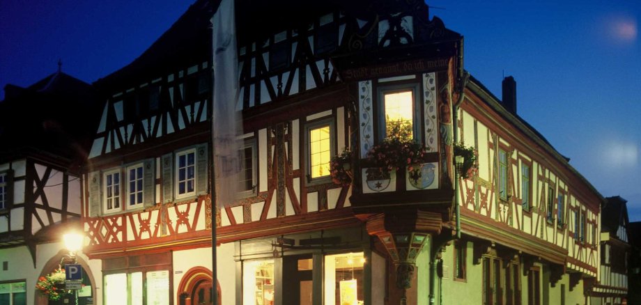 Das Einhardhaus bei Nacht