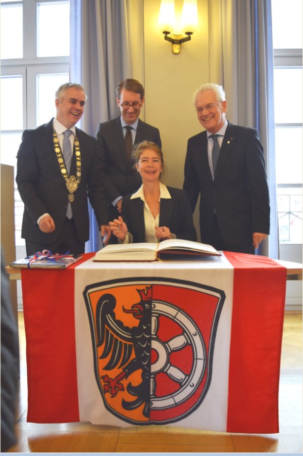 Einhardpreisverleihung, Bürgermeister Dr. Daniell Bastian, Dr. Axel-Johannes Korb (Einhardstiftung), Aloys Lenz MdL a.D. (Vorsitzenden des Präsidiums der Einhardstiftung), sitzend: Preisträgerin Madame Emmanuelle Loyer Einhardpreisverleihung