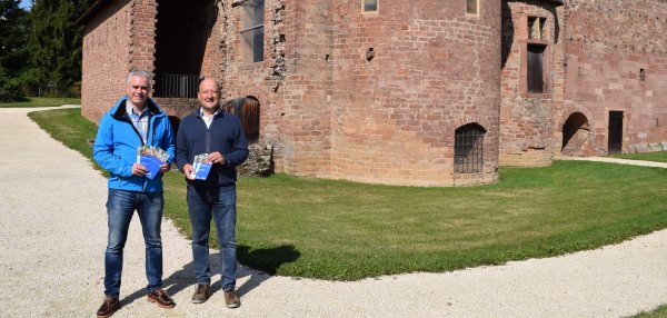 Vorstellung des Einhardwegflyers an der Basilika in Michelstadt Vorstellung des Einhardwegflyers an der Basilika in Michelstadt