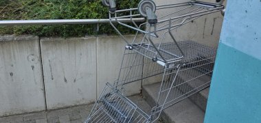 Einkaufswagen neben der JUZ Tür Einkaufswagen neben der JUZ Tür