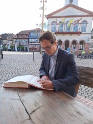 Bürgermeister Dr. Daniell Bastian trägt sich ins Stations-Gästebuch ein Bürgermeister Dr. Daniell Bastian trägt sich ins Stations-Gästebuch ein