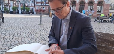 Bürgermeister Dr. Daniell Bastian trägt sich ins Stations-Gästebuch ein Bürgermeister Dr. Daniell Bastian trägt sich ins Stations-Gästebuch ein