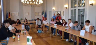 Die Schülergruppe im Großen Sitzungssaal des Rathauses