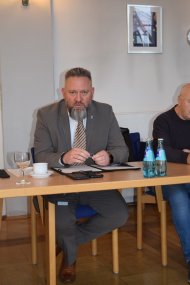 Erster Kriminalhauptkommissar Marc Sachs bei der Erläuterung