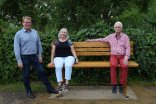 Erster Stadtrat Gerheim mit dem Ehepaar Bernhard auf der neuen Bambelbank Erster Stadtrat Gerheim mit dem Ehepaar Bernhard auf der neuen Bambelbank