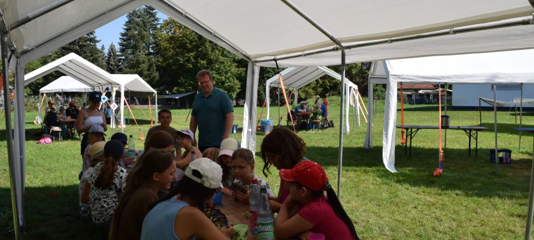 Erster Stadtrat Michael Gerheim besucht die Ferienspiele am städtischen Stadion Erster Stadtrat Michael Gerheim besucht die Ferienspiele am städtischen Stadion