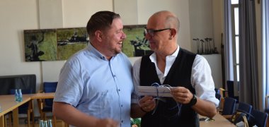 Erster Stadtrat Oliver Steidl gratuliert dem Jubilar