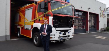 Erster Stadtrat Oliver Steidl vor der Feuerwache Erster Stadtrat Oliver Steidl vor der Feuerwache