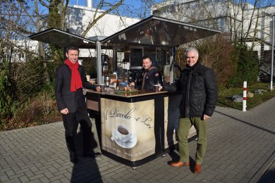 Auf dem Foto von links: Uwe Jansen (Geschäftsführer Asklepios Klinik Seligenstadt), Franco Cozzolino (Il Piccolo e Lei), Bürgermeister Dr. Daniell Bastian. Auf dem Foto von links: Uwe Jansen (Geschäftsführer Asklepios Klinik Seligenstadt), Franco Cozzolino (Il Piccolo e Lei), Bürgermeister Dr. Daniell Bastian.