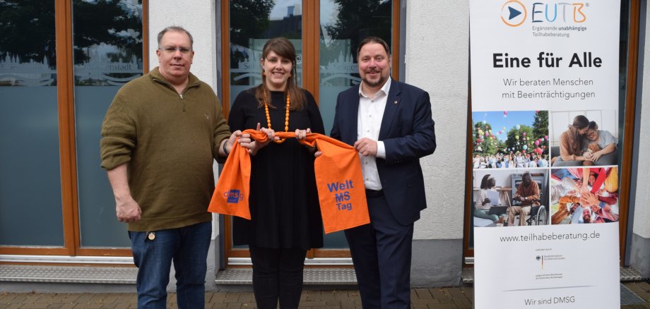 Auf dem Foto von links: Gerrit Kratz (Amtsleiter soziale Infrastruktur), EUTB-Beraterin Melanie Heinze und Erster Stadtrat Oliver Steidl.