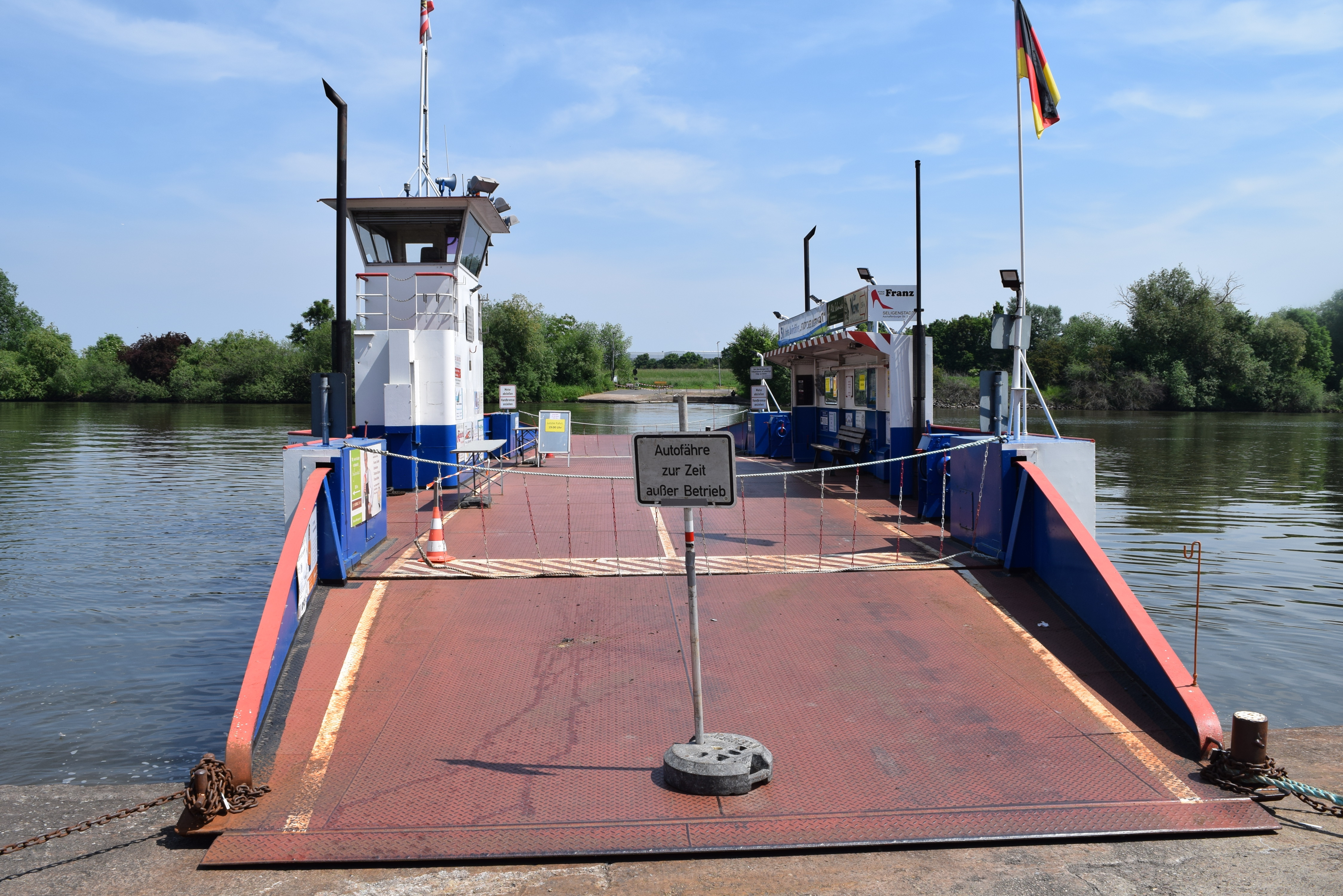 Die Fähre "Stadt Seligenstadt" kann aufgrund von technischen Instandsetzungsarbeiten nicht übersetzen