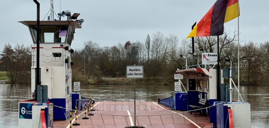 Fähre wegen Hochwasser außer Betrieb Fähre wegen Hochwasser außer Betrieb