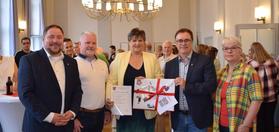 Auf dem Gruppenfoto von links: Erster Stadtrat Oliver Steidl, Marcus Rachor (Personalrat), Jubilarin Traudel Kramer, Bürgermeister Dr. Daniell Bastian und Elke Schmitt (Personalrat).