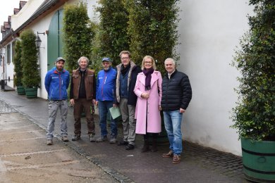 von links nach rechts: Patrick Sprey (ausführende Fachfirma), Uwe Krienke (Gärtnermeister, Staatliche Schlösser und Gärten Hessen ) Stephan Sprey (ausführende Fachfirma), Christof Manus (Landschaftsarchitekt, Staatliche Schlösser und Gärten Hessen), Direktorin Kirsten Worms (Staatliche Schlösser und Gärten Hessen), Bürgermeister Dr. Daniell Bastian.
von links nach rechts: Patrick Sprey (ausführende Fachfirma), Uwe Krienke (Gärtnermeister, Staatliche Schlösser und Gärten Hessen ) Stephan Sprey (ausführende Fachfirma), Christof Manus (Landschaftsarchitekt, Staatliche Schlösser und Gärten Hessen), Direktorin Kirsten Worms (Staatliche Schlösser und Gärten Hessen), Bürgermeister Dr. Daniell Bastian.