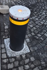 Feststehender Poller am Markplatz Feststehender Poller am Markplatz