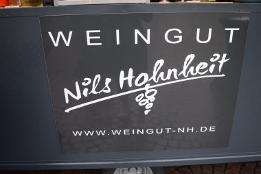 Firmenschild Weingut Nils Hohnheit