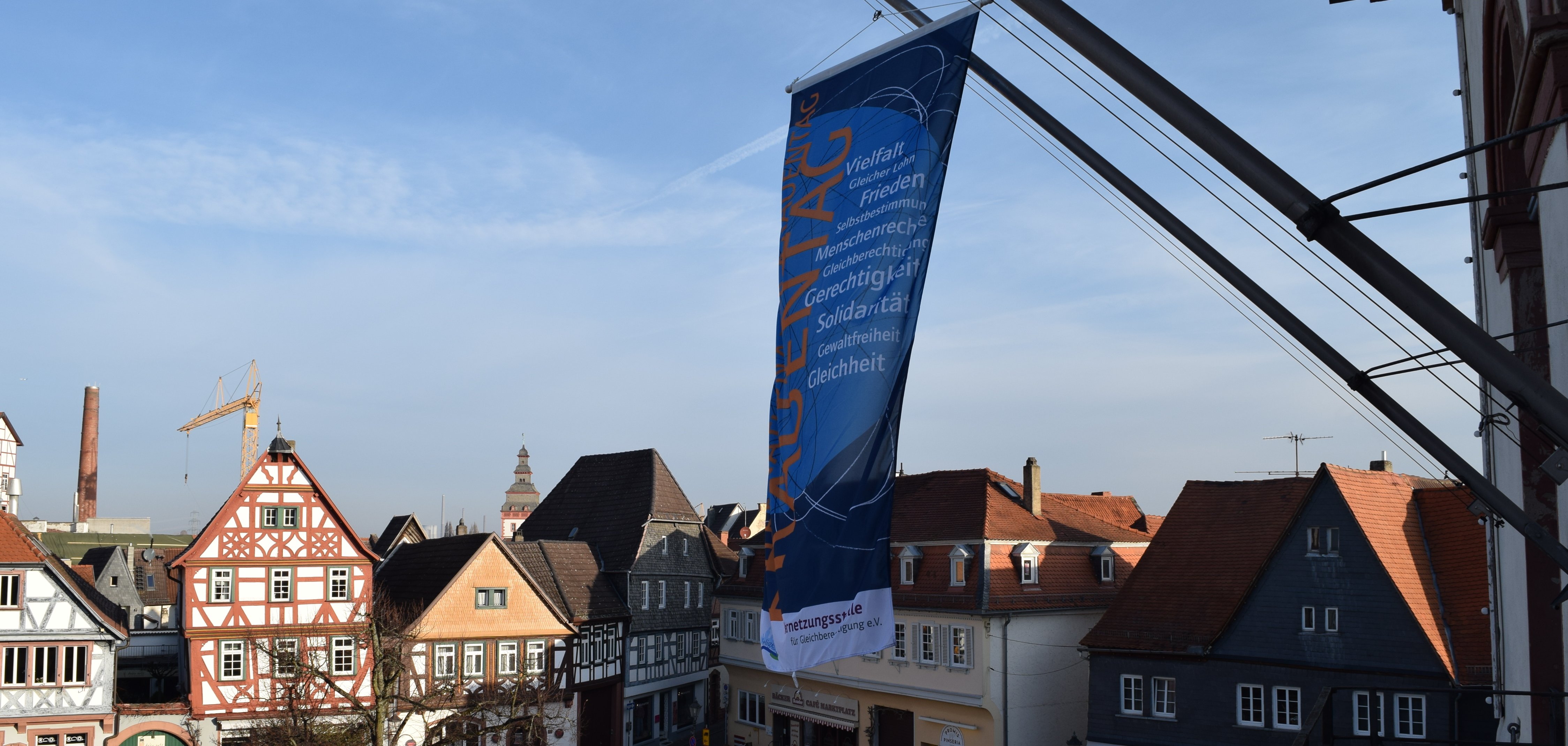 Die Einhardstadt Seligenstadt zeigt Flagge zum internationalen Frauentag