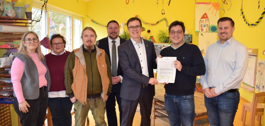 Auf dem Foto von links: Rosa Mock (Vorstand "Wilde 13"), Jutta Weidenauer (Verwaltung "Wilde 13"), Sven Wagner (Erzieher und Liegenschaft "Wilde 13"), Erster Stadtrat Oliver Steidl, Bürgermeister Dr. Daniell Bastian, Erster Kreisbeigeordneter Carsten Müller und Bauamtsleiter Daniel Brauneis Auf dem Foto von links: Rosa Mock (Vorstand "Wilde 13"), Jutta Weidenauer (Verwaltung "Wilde 13"), Sven Wagner (Erzieher und Liegenschaft "Wilde 13"), Erster Stadtrat Oliver Steidl, Bürgermeister Dr. Daniell Bastian, Erster Kreisbeigeordneter Carsten Müller und Bauamtsleiter Daniel Brauneis